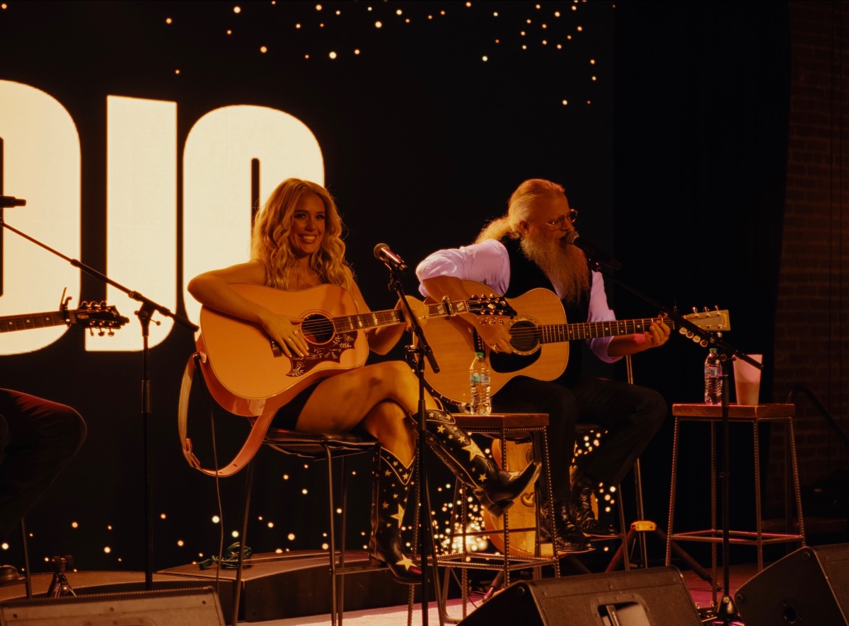 Megan Moroney and Jamey Johnson performing at MOJO